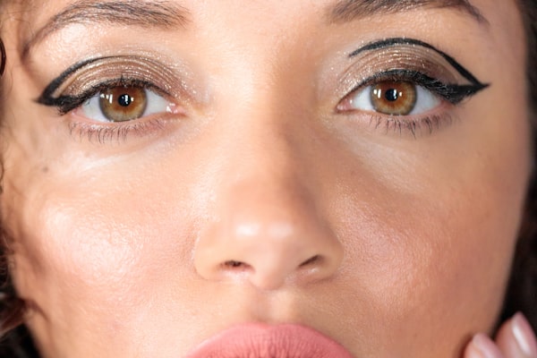 Kalıcı eyeliner uygulaması